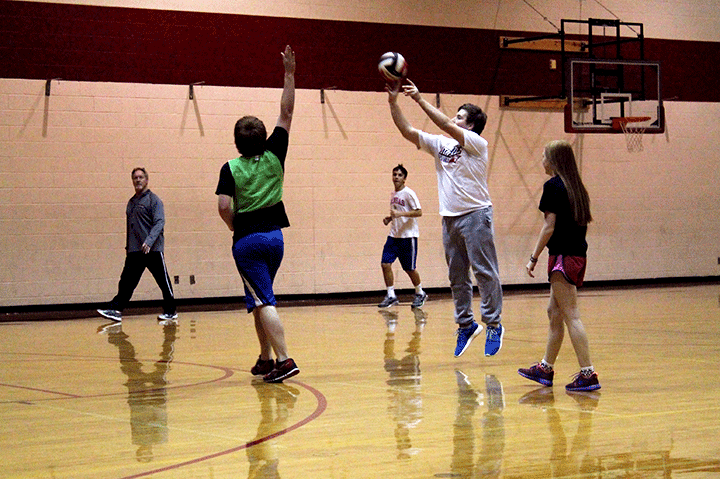 Sophomore Jesse Wilson throws the ball in a game of speed ball during Schauers 4th block advanced P.E. class.