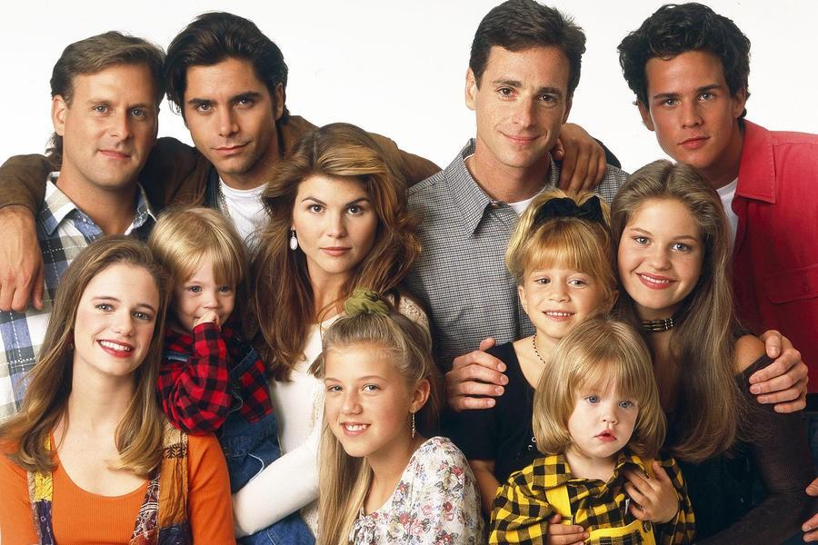 FULL HOUSE - Cast Gallery - August 30, 1993. (Photo by ABC Photo Archives/ABC via Getty Images)FOREGROUND: ANDREA BARBER;DYLAN/BLAKE TUOMY-WILHOIT;LORI LOUGHLIN;JODIE SWEETIN;MARY-KATE OLSEN;CANDACE CAMERONBACKGROUND: DAVE COULIER;JOHN STAMOS;BOB SAGET;SCOTT WEINGER