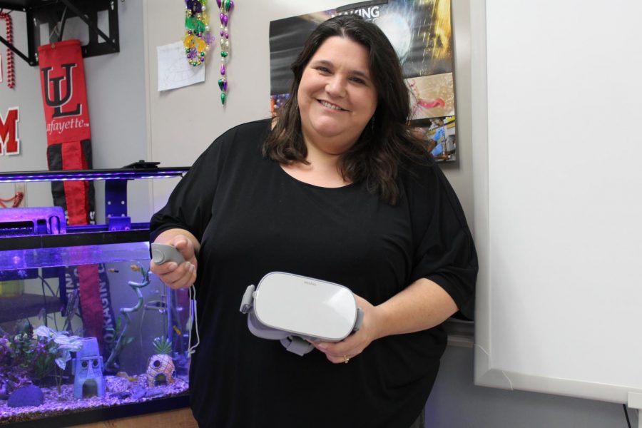 Science teacher Amy Hammett gets virtual reality headsets