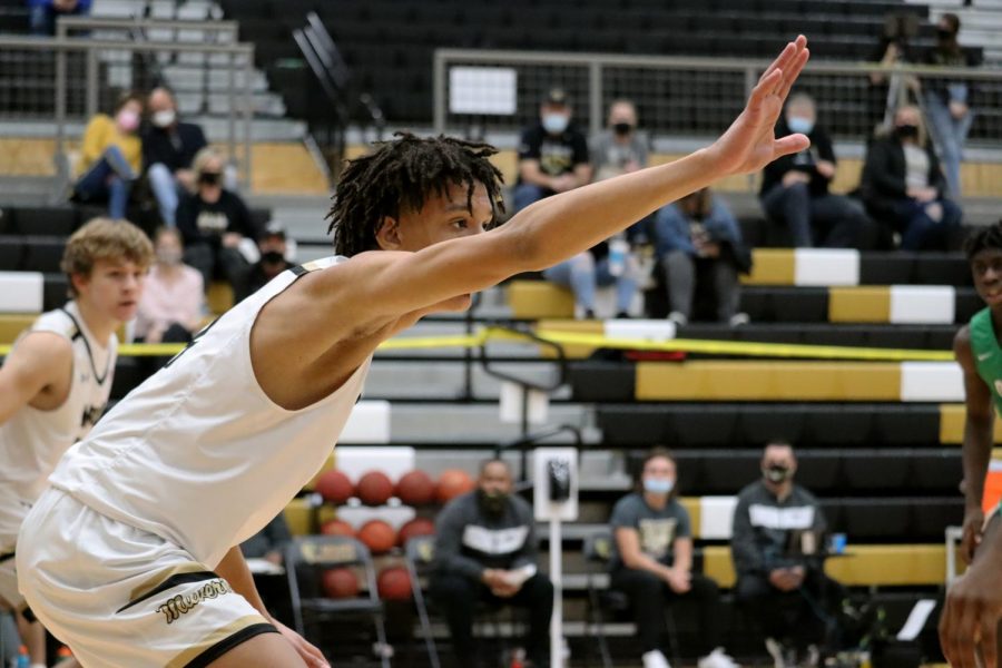 As+the+Derby+defender+walks+up+to+freshmen+Deven+Butler%2C+he+starts+to+defend+by+putting+his+hands+up+while+the+Mavericks+set+up+their+defense.