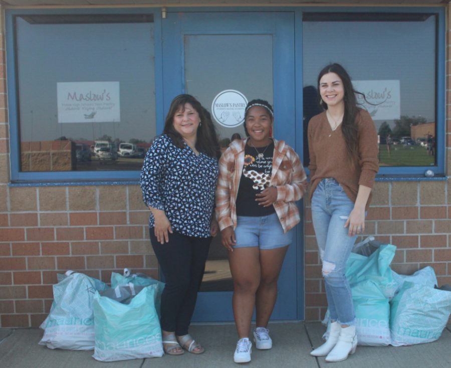 Kira McGrown, Sherry Pfeifer, and Maurices worker Kallie McCue carried the donated jeans to Maslow´s Pantry.
