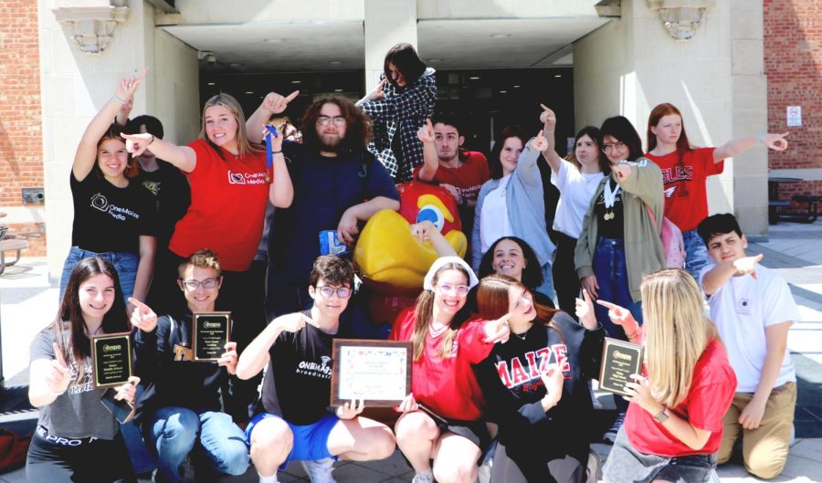 OneMaize Media journalists celebrate their 6A sweepstakes runner-up finish on Saturday, M ay 7 at the University of Lawrence. Several members of the group won state championships in social media, student life photography and video news.