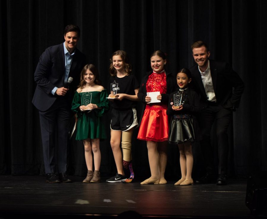 MCs Shane Konicki, left, and Dalton Glasscock, right, pose with the K-4 division winners. Ivy Sailing placed first, with Lana Aronis in second, and the duo Katie Morales and Julia McColm in third.